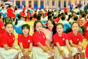 Cô giáo Bùi Mai Anh - Trường Tiểu học Lương Trung (Quý Lương, Thanh Hóa) cùng HS. Ảnh: NT