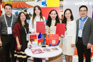 Trường Đại học Văn Lang ký kết hợp tác với các đối tác quốc tế tại APAIE 2026. Ảnh: VLU 