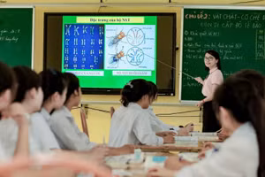 Cô trò Trường THPT Lục Nam, Bắc Giang. Ảnh: NTCC