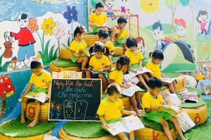 Học sinh Trường Mầm non A Xing (Quảng Trị) tham gia ngày hội đọc sách. Ảnh: Đăng Đức