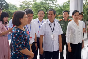 Bộ trưởng Nguyễn Kim Sơn kiểm tra thi tốt nghiệp THPT năm 2024 tại Hà Nam. Ảnh: Xuân Phú