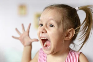 Khi trẻ tiết lộ những điều khiến bé khó chịu, cha mẹ hãy thấu hiểu con. Ảnh: INT