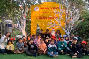 Chị Khuất Thị Mai Hương (ngoài cùng bên trái) chụp hình kỷ niệm cùng độc giả nhí tại buổi giáo dục kỹ năng sống ở Thư viện Tích Lộc. Ảnh: NVCC