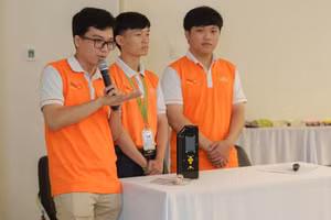 Nhóm sinh viên Trường Đại học Việt Đức bên sản phẩm máy cầm tay kiểm tra thịt. Ảnh: VGU