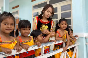 Cô và trò Trường Tiểu học Sơn Tân (xã Cam Hiệp, Khánh Hòa). Ảnh: ITN