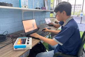 Sinh viên Trường Đại học Công nghệ Kỹ thuật TPHCM trong giờ thực hành lập trình. Ảnh: Hà An