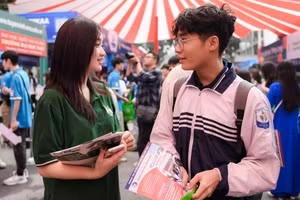 Học sinh THPT tham gia ngày hội tư vấn tuyển sinh - hướng nghiệp 2024 tại Hà Nội. Ảnh: ITN