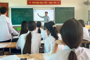 Thầy Lê Đình Tú trong một tiết dạy tại Trường THPT Huỳnh Thúc Kháng. Ảnh: Hồ Lài