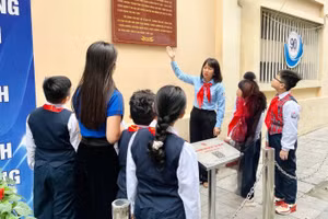 Cô trò Trường Tiểu học Thăng Long tìm hiểu lịch sử truyền thống. Ảnh: Lan Anh