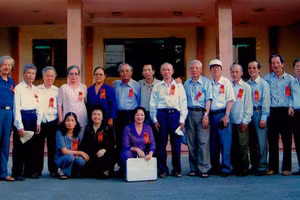 Tác giả (thứ 2 bên trái) về dự họp mặt giáo dục truyền thống kháng chiến khu Trung Nam Bộ lần thứ XI. Ảnh: NVCC