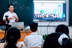 Trường THPT DTNT tỉnh Lạng Sơn mời giáo viên cốt cán các trường về giảng dạy cho thầy, trò nhà trường. Ảnh: NTCC