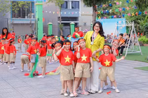 Cô trò Trường Mầm non Đa Sỹ (Hà Đông, Hà Nội) trong hoạt động thể thao ngoài trời. 