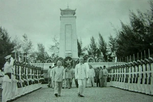 Ngày 2/9/1955, Bác Hồ cùng các đồng chí lãnh đạo Đảng, Nhà nước tới đặt vòng hoa viếng liệt sĩ tại Nghĩa trang Mai Dịch (Hà Nội). Ảnh: Bảo tàng Hồ Chí Minh