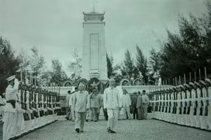 Ngày 2/9/1955, Bác Hồ cùng các đồng chí lãnh đạo Đảng, Nhà nước tới đặt vòng hoa viếng liệt sĩ tại Nghĩa trang Mai Dịch (Hà Nội). Ảnh: Bảo tàng Hồ Chí Minh