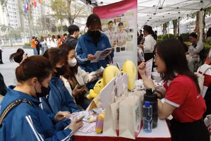 Phiên giao dịch thu hút đông đảo sinh viên, người lao động và các doanh nghiệp tuyển dụng tham gia. Ảnh: INT