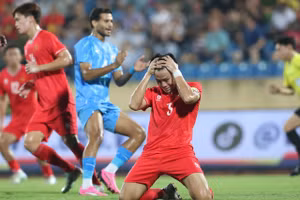 Trung vệ đội trưởng Quế Ngọc Hải mắc sai lầm dẫn đến bàn thua trong trận đội tuyển Việt Nam thi đấu giao hữu với Ấn Độ tại sân Thiên Trường (Nam Định). Ảnh: INT.