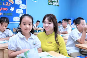 Cô, trò Trường Tiểu học Đại Mỗ 3, phường Tây Mỗ, Hà Nội. Ảnh: Đình Tuệ 