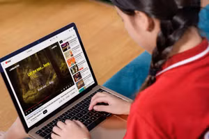 Trong thời đại công nghệ 4.0, Internet cũng ẩn chứa nhiều mối lo ngại mà bố mẹ cần nhận biết để phòng tránh cho con. Ảnh minh họa: INT.