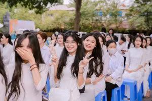 Học sinh Trường THPT Sóc Sơn (Hà Nội) trong giờ Sinh hoạt dưới cờ. Ảnh: Đình Tuệ 