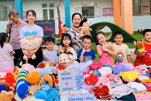 Trường Mầm non Tân Phong (Quận 7, TPHCM) tổ chức phiên chợ “yêu thương” đầu tháng 1/2025. Ảnh: NTCC