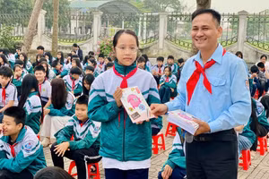 Học sinh Trường THCS Yên Trấn (xã Đức Thọ) trả lời câu hỏi Tìm hiểu về cuộc đời thân thế Tổng Bí thư Hà Huy Tập trong giờ ngoại khóa.