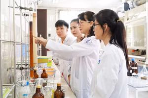 Giảng viên Đại học Quốc gia TPHCM cùng sinh viên tại phòng thí nghiệm hóa dược. Ảnh: VNUHCM