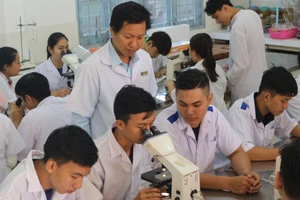 Sinh viên Trường Đại học Cửu Long thực hành trong phòng thí nghiệm. Ảnh: Q. Ngữ