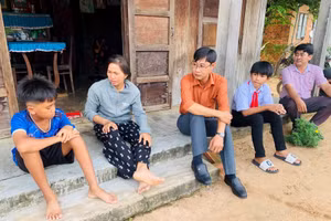 Phụ huynh và học sinh lắng nghe thầy, cô giáo vận động đến lớp.