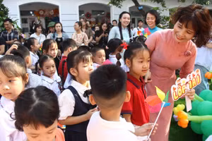 Cô, trò Trường Tiểu học Vĩnh Tuy (Vĩnh Hưng, Hà Nội). Ảnh: TG