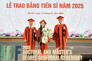 Học viện Tài chính trao bằng tiến sĩ năm 2025 cho các nghiên cứu sinh. Ảnh: Đình Tuệ 