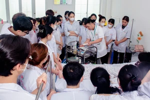 Sinh viên Trường Cao đẳng Dược Hà Nội trong giờ thực hành chuyên ngành điều dưỡng. Ảnh: NTCC