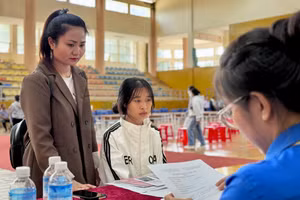 Cô Hồng đưa tân sinh viên Vừ Thị Sanh đi nhập học tại Trường Đại học Tây Nguyên. Ảnh: TT