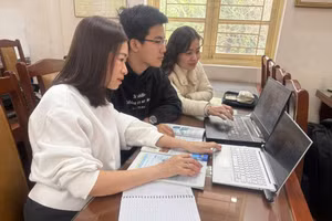 Giáo viên tổ Tự nhiên 2, Trường THCS Đống Đa (Hà Nội) khai thác học liệu số phục vụ cho giảng dạy. Ảnh: NTCC