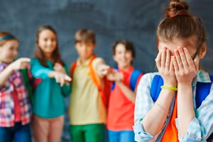 Việc khuyến khích học sinh học các kỹ năng giải quyết vấn đề và tự điều chỉnh sẽ giúp trẻ hòa đồng với người khác. Ảnh: INT.