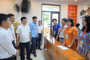 Ông Bùi Đình Long - Phó Chủ tịch UBND tỉnh, Trưởng ban Chỉ đạo thi tỉnh Nghệ An (thứ 3 từ trái sang) đến kiểm tra công tác tổ chức thi tại Trường THPT Hà Huy Tập (TP Vinh, Nghệ An). Ảnh: Hồ Lài