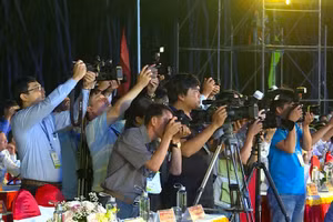 Các cơ quan báo chí tác nghiệp tại một sự kiện ở Cà Mau. Ảnh: Quách Mến