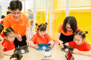 Học sinh Trường Tiểu học Nguyễn Bỉnh Khiêm (phường Sài Gòn, TPHCM) trải nghiệm phòng học Kỹ năng Công dân số.