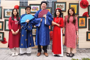 Nguyễn Thị Ánh Ngọc (ngoài cùng bên phải) cùng các đồng nghiệp trong một dự án hợp tác quốc tế. Ảnh: NVCC