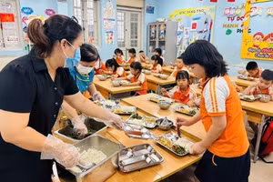 Bữa ăn học đường không chỉ là suất cơm trưa, mà còn là nơi gửi gắm sự an tâm của phụ huynh mỗi ngày. Ảnh: Thùy Dung.