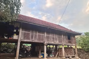 Người dân ở bản Chim Vàn, xã Pắc Ngà vẫn lưu giữ nhà sàn truyền thống. Ảnh: Hà Hoàng.