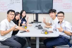 Học sinh các trường THPT ở Đà Nẵng tham gia khóa học mùa Hè Lập trình cho Mobile Robot tại Trường Đại học Bách khoa - Đại học Đà Nẵng. Ảnh: NTCC