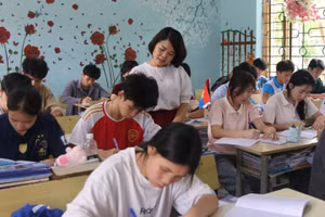 Bà Vũ Thị Thu ôn thi tốt nghiệp cho học sinh lớp 12A2. Ảnh: Hà Thuận