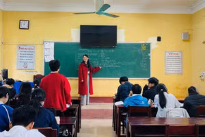 Cô Trần Thị Ngân – giáo viên Trường THPT Hương Vinh (TP Huế) trong giờ Ngữ văn. Ảnh: NTCC