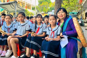 Từ năm học 2025 - 2026, học sinh Trường Tiểu học Phú Thọ được các nghệ sĩ chuyên nghiệp giảng dạy âm nhạc. Ảnh: M.A