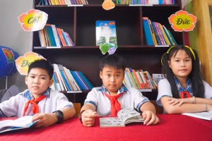 Trẻ say mê đọc sách.