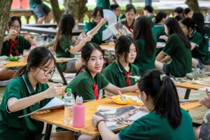 Học sinh trải nghiệm làm quạt giấy tại Hoàng thành Thăng Long.