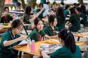 Học sinh trải nghiệm làm quạt giấy tại Hoàng thành Thăng Long.