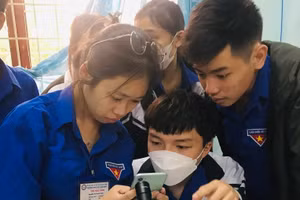 Học sinh lớp 10 Trường THPT số 2 Đức Phổ thực hành môn Sinh học tại phòng bộ môn. Ảnh: NTCC