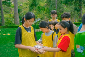 Tham gia trại hè cho trẻ em giúp con phát triển những kỹ năng xã hội. Ảnh: THT.