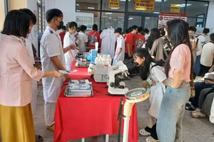 Học sinh đến tham quan, tư vấn tuyển sinh và hướng nghiệp tại Trường Đại học Cửu Long (Vĩnh Long). Ảnh: NTCC